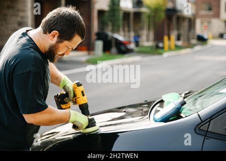 Auto Service Australian Mitarbeiter Mann Reinigung Auto und Polieren Stockfoto