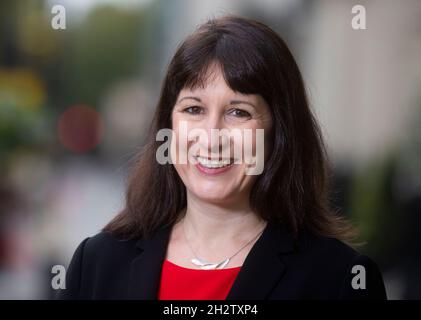 London, Großbritannien. Okt. 2021. Die Schattenkanzlerin Rachel Reeves in den BBC-Studios, die auf der Andrew Marr Show auftreten wird. Kredit: Mark Thomas/Alamy Live Nachrichten Stockfoto