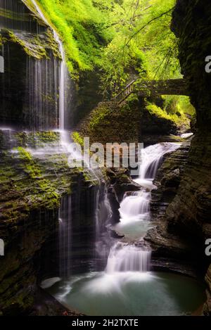 Stone Bridge Crossover-Wasserfälle, Rainbow Falls im Watkins Glen State Park, New York Stockfoto