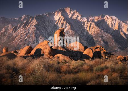 Boot Arch mit Lone Pine Peak, Alabama Hills, Callifornia Stockfoto