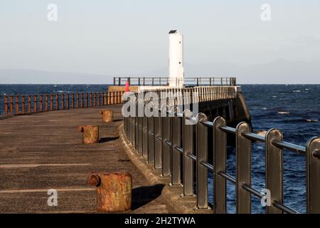 Hafen Licht und Steg an einem kleinen Hafen im Süden Schottlands Stockfoto