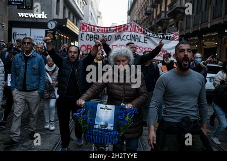 Mailand, Italien - 23. Oktober 2021: Menschen versammeln sich und singen, um gegen den Grünen Pass zu protestieren, der für alle öffentlichen und privaten Arbeiter obligatorisch ist Stockfoto