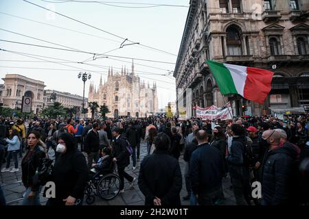 Mailand, Italien - 23. Oktober 2021: Menschen versammeln sich, um gegen den Grünen Pass zu protestieren, der für alle öffentlichen und privaten Arbeitnehmer obligatorisch ist Stockfoto