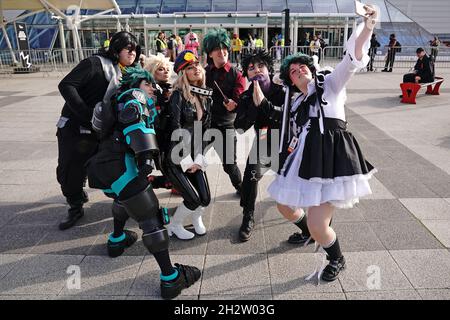 Cosplayer, die als Charaktere von My Hero Academia gekleidet waren, am dritten Tag der MCM Comic Con im Excel London im Osten Londons. Bilddatum: Sonntag, 24. Oktober 2021. Stockfoto