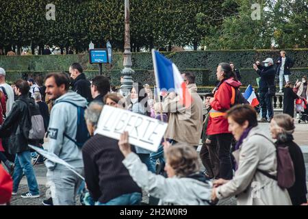 Paris, Frankreich - 23. Oktober 2021: Proteste gegen den Covid-19-Gesundheitsausweis Stockfoto