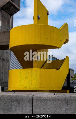 Gelb gemalte Zugangstreppe oder Stair Well auf dem Royal Festival Hall Concert Center in London England, Großbritannien, ohne Menschen von der Waterloo Bridge Stockfoto