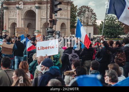 Paris, Frankreich - 23. Oktober 2021: Proteste gegen den Covid-19-Gesundheitsausweis Stockfoto