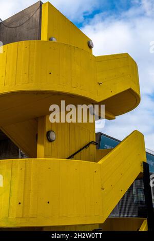 Gelb gemalte Zugangstreppe oder Stair Well auf dem Royal Festival Hall Concert Center in London England, Großbritannien, ohne Menschen von der Waterloo Bridge Stockfoto