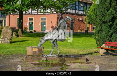 Münchhausenbrunnen, 'das halbe Pferd', Baron von Münchhausen, Münchhausenstadt Bodenwerder, Niedersachsen, Deutschland Stockfoto