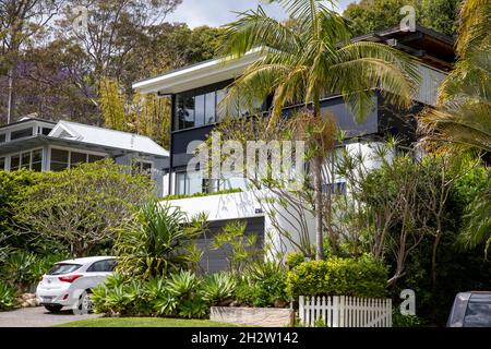 Das Haus in Sydney ist freistehend und Gärten in der Vorstadt Clareville an der Sydney Northern Beaches Region, NSW, Australien Stockfoto