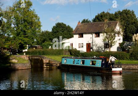 Ein Schmalboot auf dem Stratford-upon-Avon Kanal bei Kingswood Junction, Lapworth, Warwickshire, England, Großbritannien Stockfoto