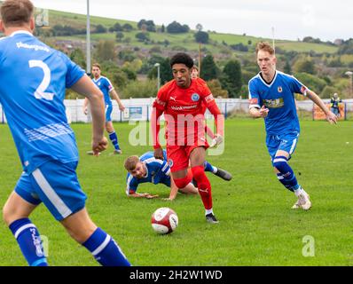 23. Oktober 2021 - der FC Warrington Rylands 1906 reiste nach Glossop North End, um ein Fußballspiel der Saison 2021-2022 zur Saisonmitte zu sehen Stockfoto