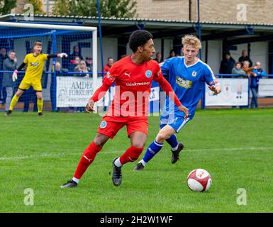 23. Oktober 2021 - der FC Warrington Rylands 1906 reiste nach Glossop North End, um ein Fußballspiel der Saison 2021-2022 zur Saisonmitte zu sehen Stockfoto