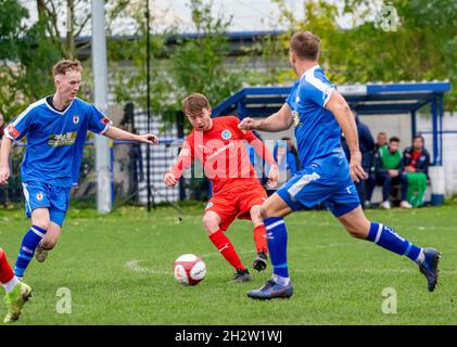 23. Oktober 2021 - der FC Warrington Rylands 1906 reiste nach Glossop North End, um ein Fußballspiel der Saison 2021-2022 zur Saisonmitte zu sehen Stockfoto