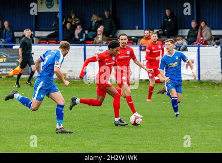 23. Oktober 2021 - der FC Warrington Rylands 1906 reiste nach Glossop North End, um ein Fußballspiel der Saison 2021-2022 zur Saisonmitte zu sehen Stockfoto