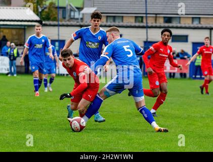 23. Oktober 2021 - der FC Warrington Rylands 1906 reiste nach Glossop North End, um ein Fußballspiel der Saison 2021-2022 zur Saisonmitte zu sehen Stockfoto