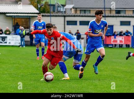 23. Oktober 2021 - der FC Warrington Rylands 1906 reiste nach Glossop North End, um ein Fußballspiel der Saison 2021-2022 zur Saisonmitte zu sehen Stockfoto