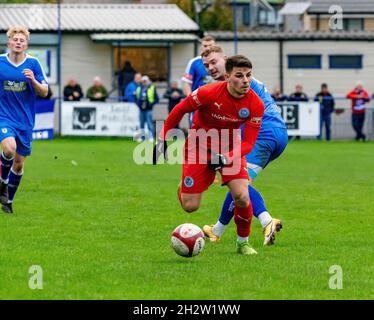 23. Oktober 2021 - der FC Warrington Rylands 1906 reiste nach Glossop North End, um ein Fußballspiel der Saison 2021-2022 zur Saisonmitte zu sehen Stockfoto