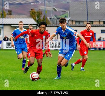 23. Oktober 2021 - der FC Warrington Rylands 1906 reiste nach Glossop North End, um ein Fußballspiel der Saison 2021-2022 zur Saisonmitte zu sehen Stockfoto