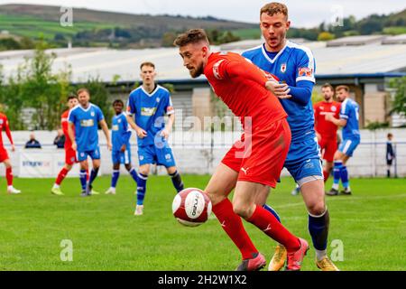 23. Oktober 2021 - der FC Warrington Rylands 1906 reiste nach Glossop North End, um ein Fußballspiel der Saison 2021-2022 zur Saisonmitte zu sehen Stockfoto