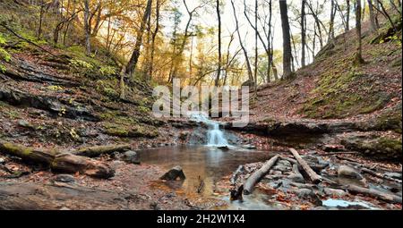 Ein Herbstmorgen am Parfrey's Glen Wasserfall in Sauk County, WI in der Nähe von Devil's Lake State Parkw Stockfoto