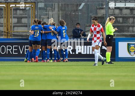 Castel Di Sangro, Italien. Oktober 2021. Italia Team während der Qualifikationsrunde der UEFA-Frauen zwischen ITALIEN und KROATIEN im Stadio Teofilo Patini am 22. Oktober 2021 in Castel di Sangro, Italien. (Foto von Domenico Cippitelli/Pacific Press) Quelle: Pacific Press Media Production Corp./Alamy Live News Stockfoto