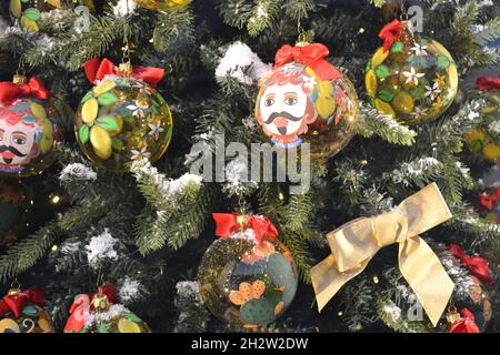 Mailand, Italien - 16. Dezember 2019: Wunderschöne Schaufensterdekoration der Dolce & Gabbana Boutique mit Weihnachtsbaum, verziert mit Glaskugeln. Stockfoto