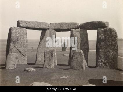 Godfrey Bingley - Stonehenge von der Innenseite des Kreises aus, der durch die stehenden Steine zum „Sunrise Stone“ („Friar's Heel“) Salisbury Plain blickt, Stockfoto