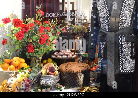 Mailand, Italien - 16. Dezember 2019: Wunderschöne Schaufensterdekoration der Boutique Dolce & Gabbana in Mailand mit rotem Rosenstrauß, sizilianischem Gebäck. Stockfoto