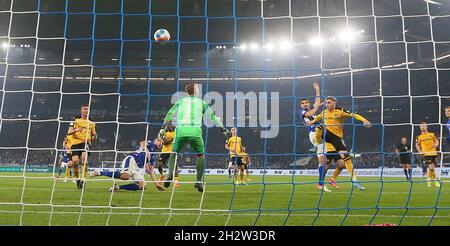 Schalke, Deutschland. 23. Okt, 2021. firo: 23.10.2021 Fuvuball: Fußball: 2. Bundesliga, Saison 2021/2022 FC Schalke 04 - Dynamo Dresden Tor auf 3-0 von Marcin Kaminski Credit: dpa/Alamy Live News Stockfoto