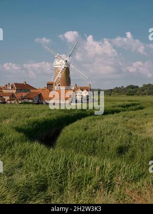 Mit Blick über die Schilfbetten von Cley Marshes nach Cley Windmill/Towermill, North Norfolk Heritage Coast Village of Cley next the Sea, England, Großbritannien Stockfoto