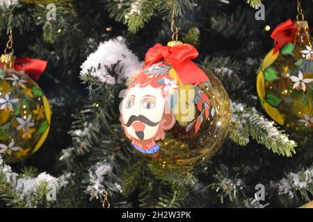 Mailand, Italien - 16. Dezember 2019: Wunderschöne Schaufensterdekoration der Dolce & Gabbana Boutique mit Weihnachtsbaum, verziert mit Glaskugeln. Stockfoto