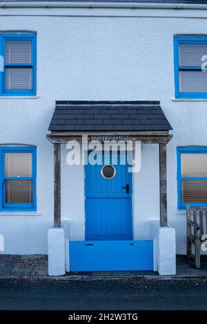 ‘’Gull Cottage’, Beesands, Devon. Blau-weiße Fischerhütte am Strand von Beesands Stockfoto