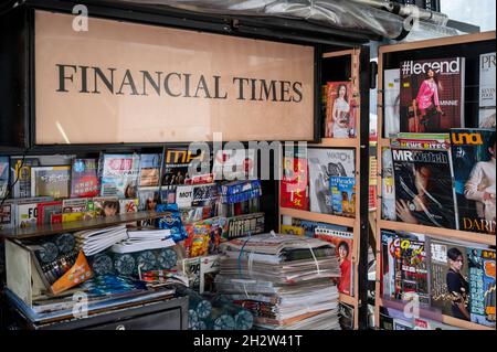 Hongkong, China. Oktober 2021. Das Logo der britischen Wirtschafts- und Wirtschaftszeitung Financial Times (FT) ist neben anderen Zeitschriften und Zeitungen in Hongkong an einem Zeitungsstand zu sehen. Kredit: SOPA Images Limited/Alamy Live Nachrichten Stockfoto