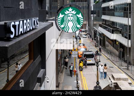 Hongkong, China. Oktober 2021. Die amerikanische multinationale Kette Starbucks Coffee Store in Hongkong. Kredit: SOPA Images Limited/Alamy Live Nachrichten Stockfoto