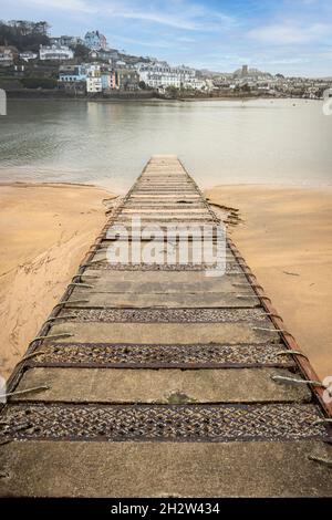 Die Fähre landet in East Portlemouth, Devon mit Blick auf Salcombe Stockfoto