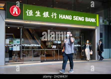 Hongkong, China. Oktober 2021. Fußgänger gehen an einer Hang Seng Bank Filiale in Hongkong vorbei. Kredit: SOPA Images Limited/Alamy Live Nachrichten Stockfoto