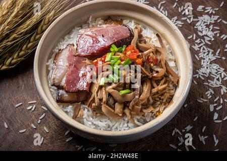 Gedünsteter Reis im Tontopf Stockfoto