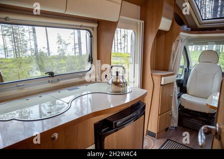 Blick aus dem Fenster der Reisemobil Wohnmobil Wohnwagen auf der schönen Natur von Norwegen. See Lovatnet Lodal Tal. Stockfoto