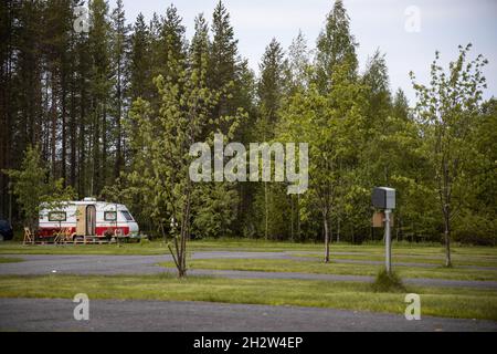 Leeres Camping während des Coronavirus. Familienurlaub RV, Urlaubsreise in Wohnmobil, Caravan-Car-Urlaub. Stockfoto