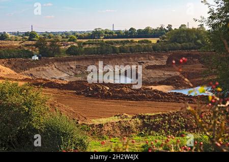 Oberflächenwasser bei Steinbruchgrabungen in der Nähe des Dorfes Cromwell in der Nähe von Newark, Nottinghamshire, England Stockfoto