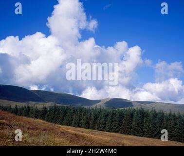 Wolken, die über den Gipfel der Cairnsmore-Flotte über dem Big Water von Fleet Valley Dumfries und Galloway Scotland führen Stockfoto