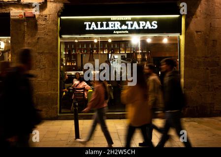 Spanien. Oktober 2021. Am 23. Oktober 2021 kommen Menschen in einer belebten Straße in Barcelona, Spanien, nachts an einem belebten spanischen Restaurant vorbei. Die Lockerung der covid Beschränkungen bedeutet jetzt, dass Bar und Restaurants mit voller Kapazität arbeiten können, und gibt Hoffnung auf Erholung im Nachtleben und Gastgewerbe. (Foto von Davide Bonaldo/Sipa USA) Quelle: SIPA USA/Alamy Live News Stockfoto