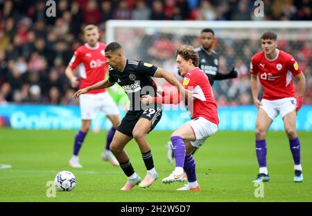 Iliman Ndiaye von Sheffield United (links) und Callum Styles von Barmsley kämpfen während des Sky Bet Championship-Spiels im Oakwell Stadium, Barnsley, um den Ball. Bilddatum: Sonntag, 24. Oktober 2021. Stockfoto