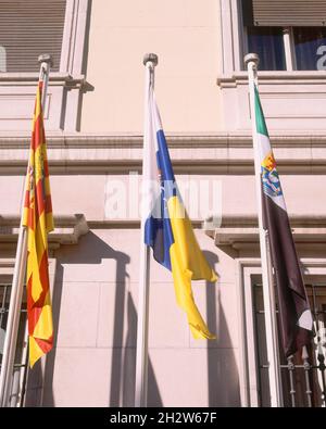 BANDERAS AUTONOMICAS EN LA FACHADA DEL PALACIO DEL SENADO EN LA PLAZA DE LA MARINA ESPAÑOLA. Lage: SENADO-EXTERIOR. MADRID. SPANIEN. Stockfoto