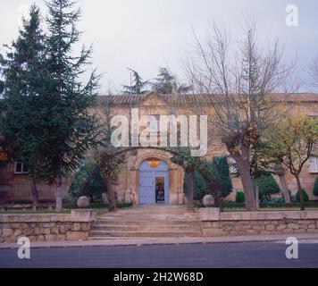 AUSSENANSICHT - PALACIO RENACENTISTA - S XVI - ACTUALMENTE CUARTEL DE LA GUARDIA CIVIL. AUTOR: GIL DE HONTAÑON (GRÖSSER). Lage: PALACIO SALINAS. Torrelaguna. MADRID. SPANIEN. Stockfoto