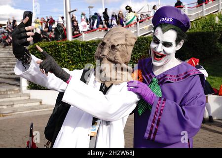 Cosplayer verkleidet als Batman-Charaktere The Scarecrow und The Joker während des dritten Tages der MCM Comic Con im Excel London im Osten Londons. Bilddatum: Sonntag, 24. Oktober 2021. Stockfoto