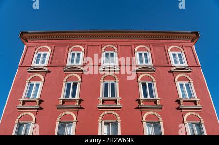 Teil eines mehrstöckigen Gebäudes in Rot. Stockfoto