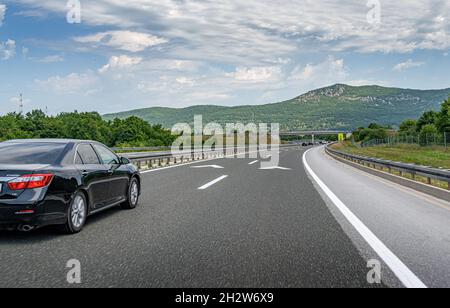 Toyota Camry fährt auf einer Landstraße. Stockfoto