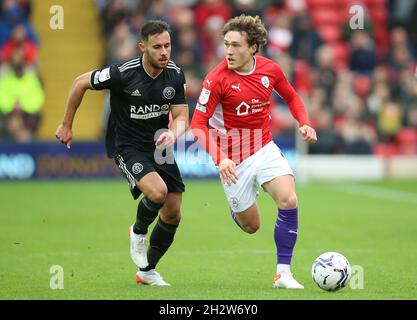 George Baldock von Sheffield United (links) und Callum Styles von Barnsley kämpfen während des Sky Bet Championship-Spiels im Oakwell Stadium, Barnsley, um den Ball. Bilddatum: Sonntag, 24. Oktober 2021. Stockfoto